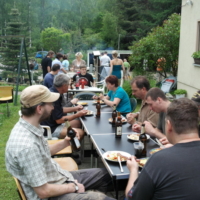 stärkung mit Gegrilltem und Salaten.