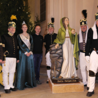 Die Holzskupltur der Maria Magdalena mit dem Vorstand, der Bergstadtkönigin und dem Holzbildhauer Friedhelm Schelter , Foto Ines Aderhold