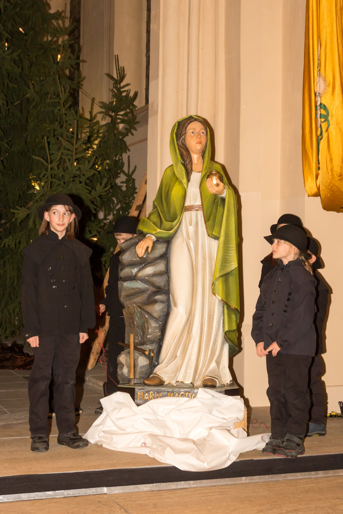 Mitglieder der Kindergruppe enthüllen die Skulptur, Foto Mike Förster 