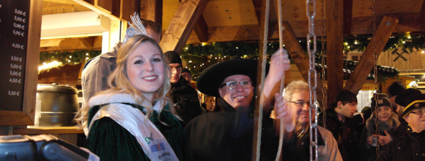 Bergstadtkönigin Susann und der Knappe Daniel beim Einläuten der Freiberger Weihnachtsruhe, Foto Ines Aderhold