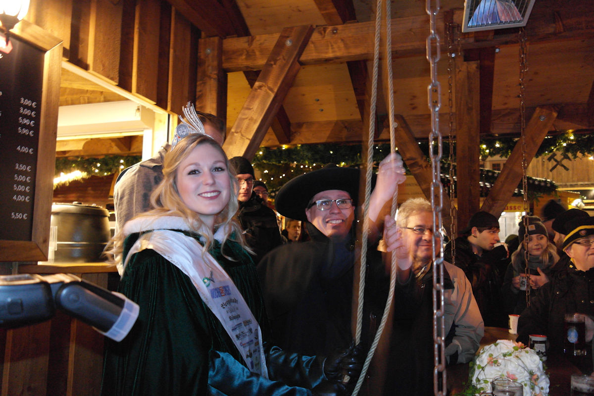 Bergstadtkönigin Susann und der Knappe Daniel beim Einläuten der Freiberger Weihnachtsruhe, Foto Ines Aderhold