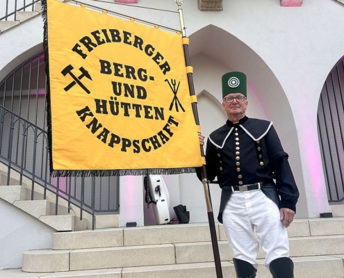 Standardenträger Udo Tzscheutschler Im Hof Des Stadtarchivs, Knut Neumann